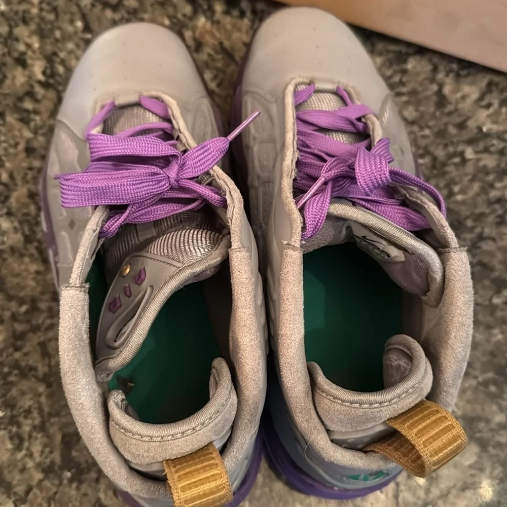Nike air max pillar gray and Purple SneakersEUC 10.5